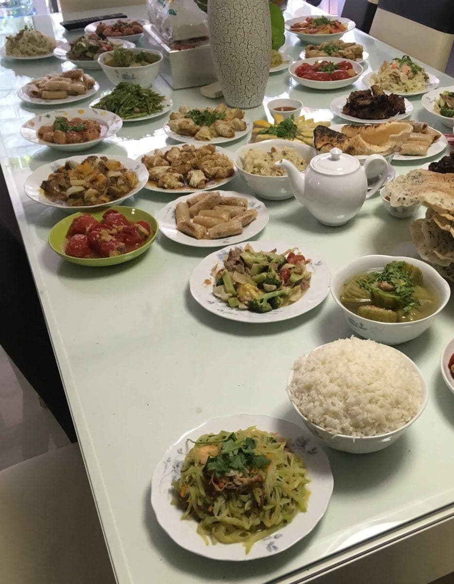 Bữa cơm Việt với cơm, rau và các món ăn trên bàn